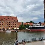 Brama Straganiarska nad samą Motławą Historic Traders Gate