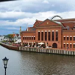 Brama Straganiarska nad samą Motławą Historic Traders Gate