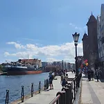 Brama Straganiarska nad samą Motławą Historic Traders Gate