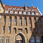 Brama Straganiarska nad samą Motławą Historic Traders Gate