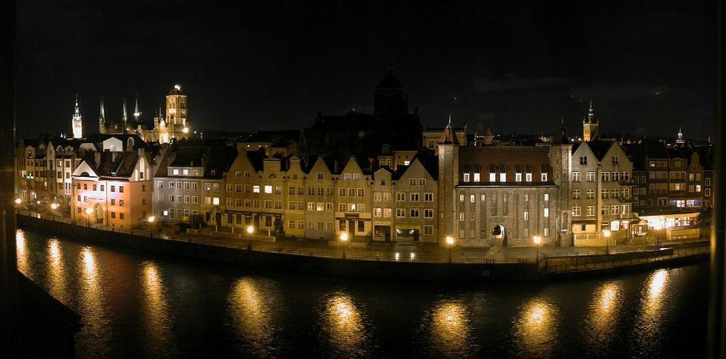 Brama Straganiarska Nad Samą Motławą Historic Traders Gate *